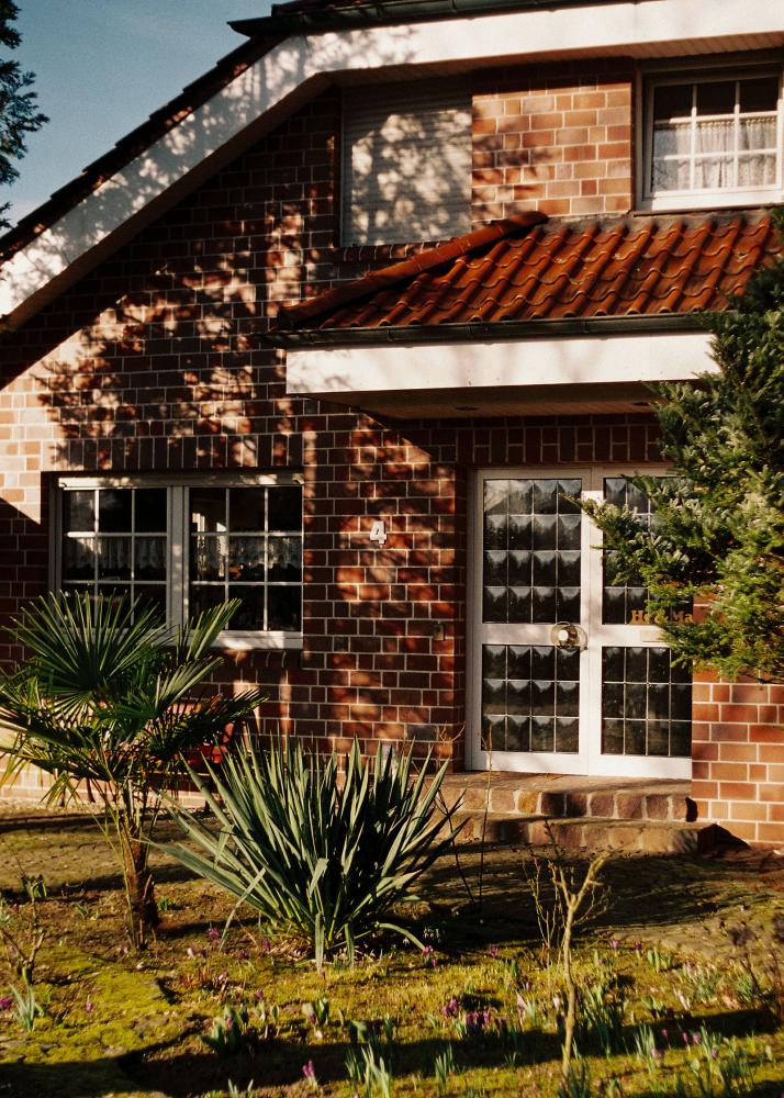 Licht und Schatten an der Fassade einer Hausfassade aus Ziegelsteinen.
