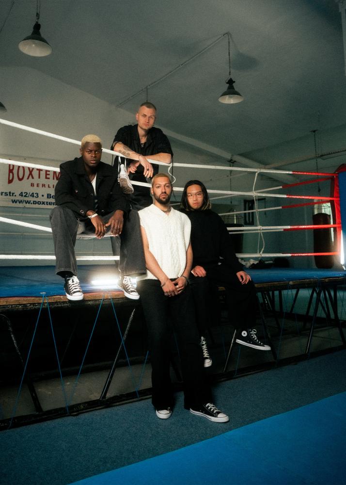 Vier vermeintliche Kämpfer vor dem Ring eines Box-Studios.