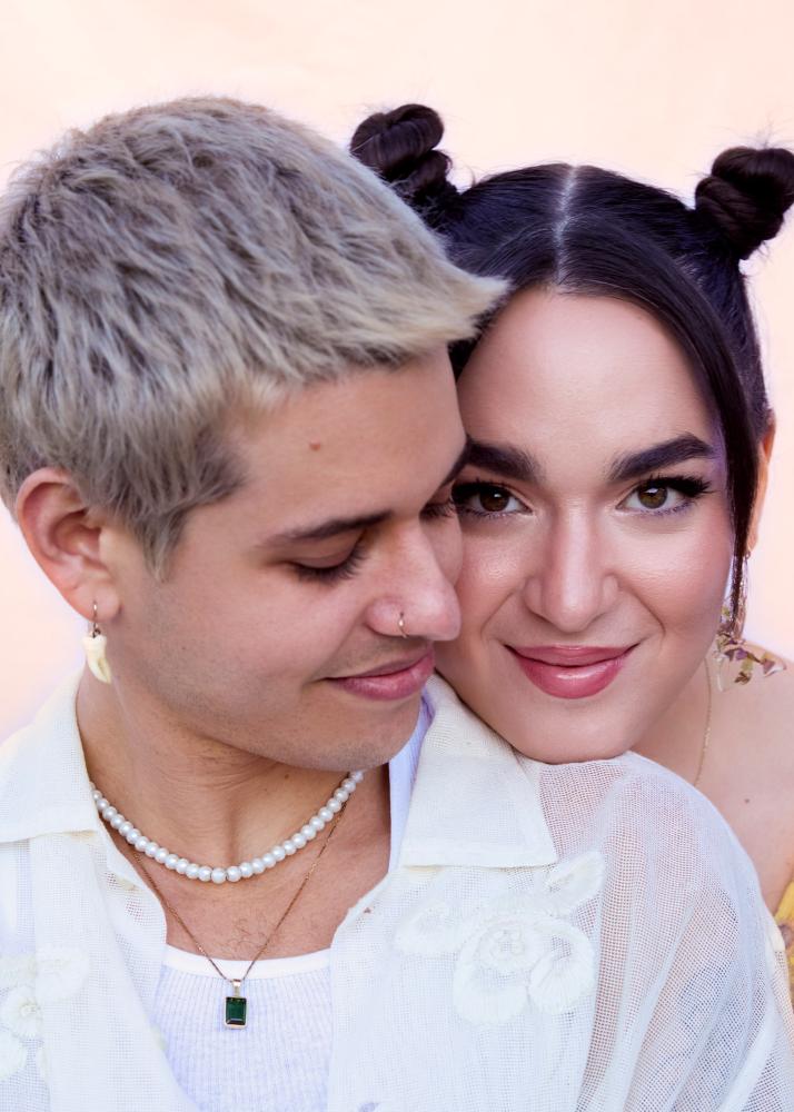 Portrait zweier Personen in intimer Pose.