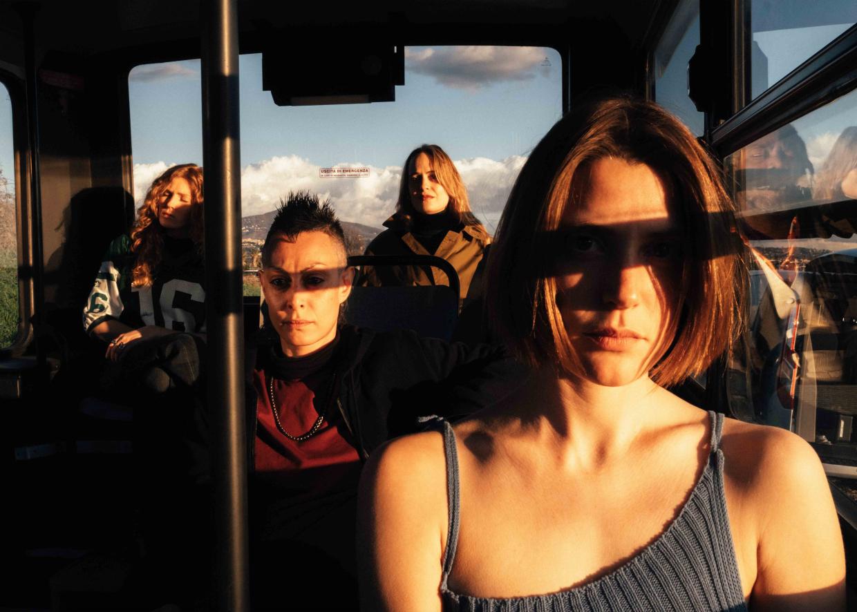 Eine Person mit zwei vollen Taschen läuft über einen Zebrastreifen.