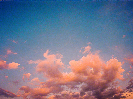 Ein Himmel mit Wolken in verschiedenen Farben während des Sonnenuntergangs.