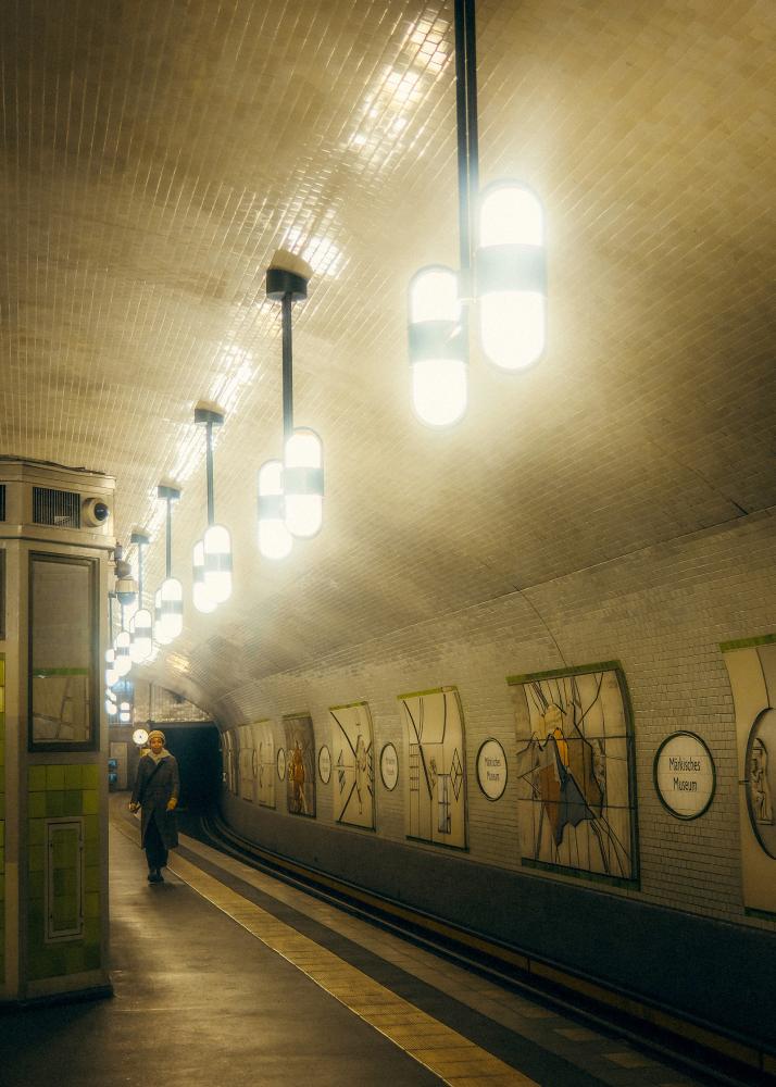 Ein grell beleuchteter U-Bahnhof