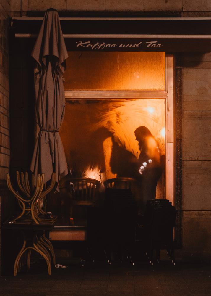 Die beschlagene Fensterfront eines Cafés am Abend.