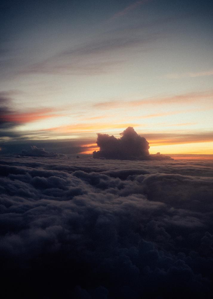 Ein Sonnenuntergang über den Wolken.