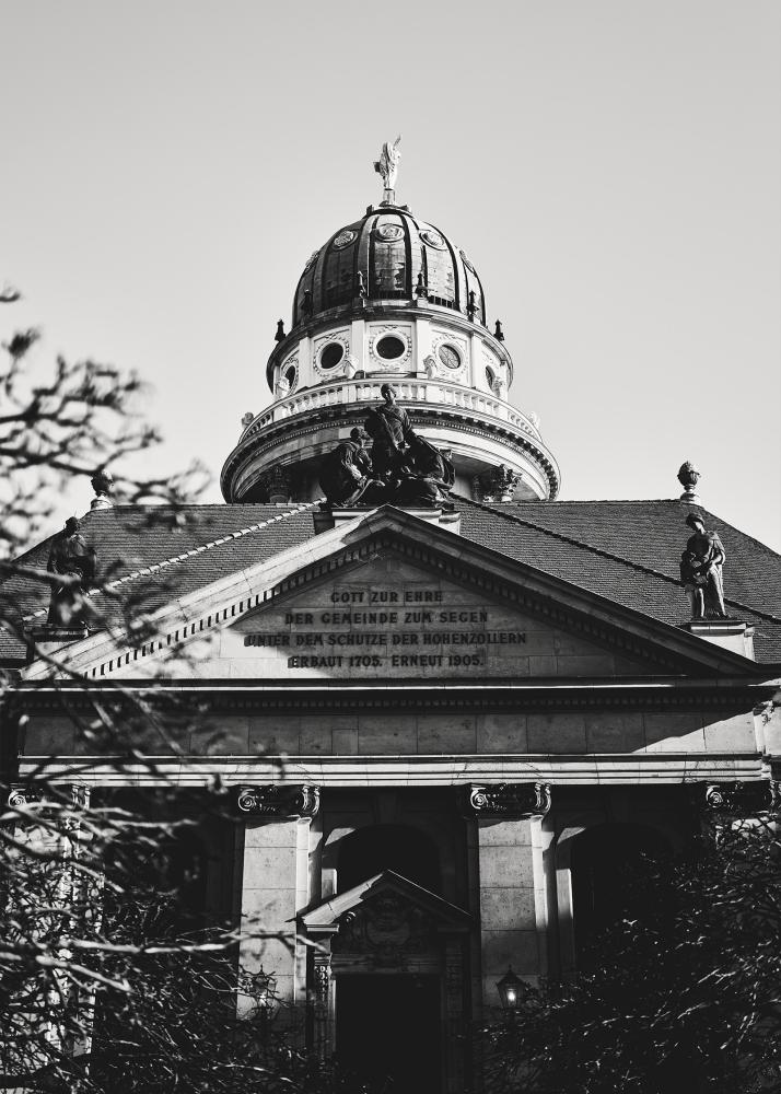 Ein historisches Gebäude mit einer Kuppel und einer Inschrift, die auf seine Bedeutung hinweist.