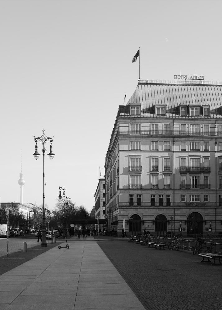 Eine Straße in Berlin mit dem Hotel Adlon im Hintergrund und der Fernsehturm in der Ferne.