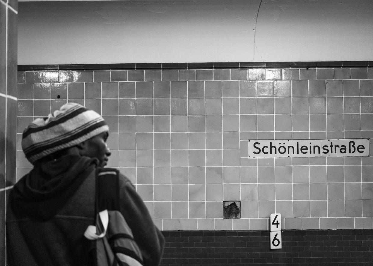 Eine Person wartet auf ihre Bahn am U-Bahnhof Schönleinstraße.