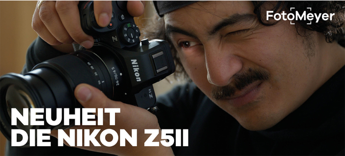 Ein Mann schaut durch den Sucher der Nikon Z5 Zwei