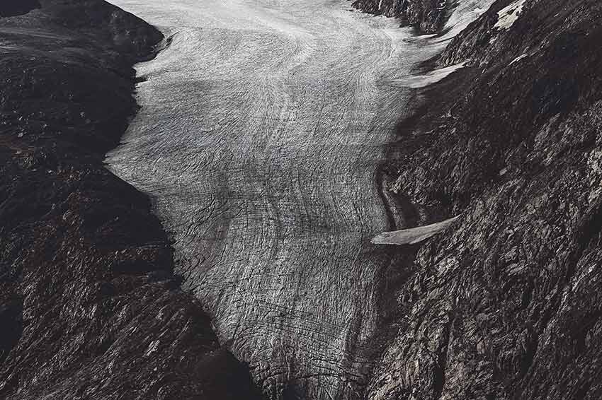 Eine Gletscherfläche in Schwarz und Weiß mit einer gleichmäßigen Texturierung.