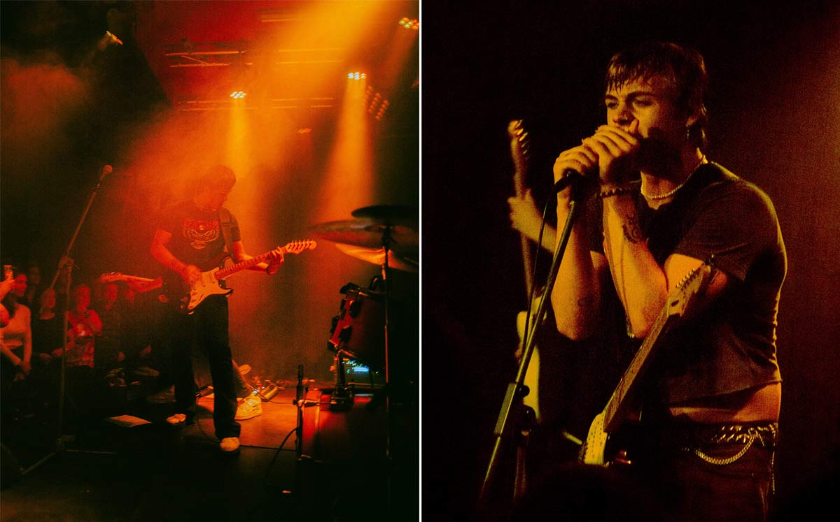 Bild 1: Ein Musiker spielt Gitarre auf einer Bühne mit dramatischer Beleuchtung. Bild 2: Ein Sänger hält ein Mikrofon und singt auf einer Bühne mit intensiver Beleuchtung.