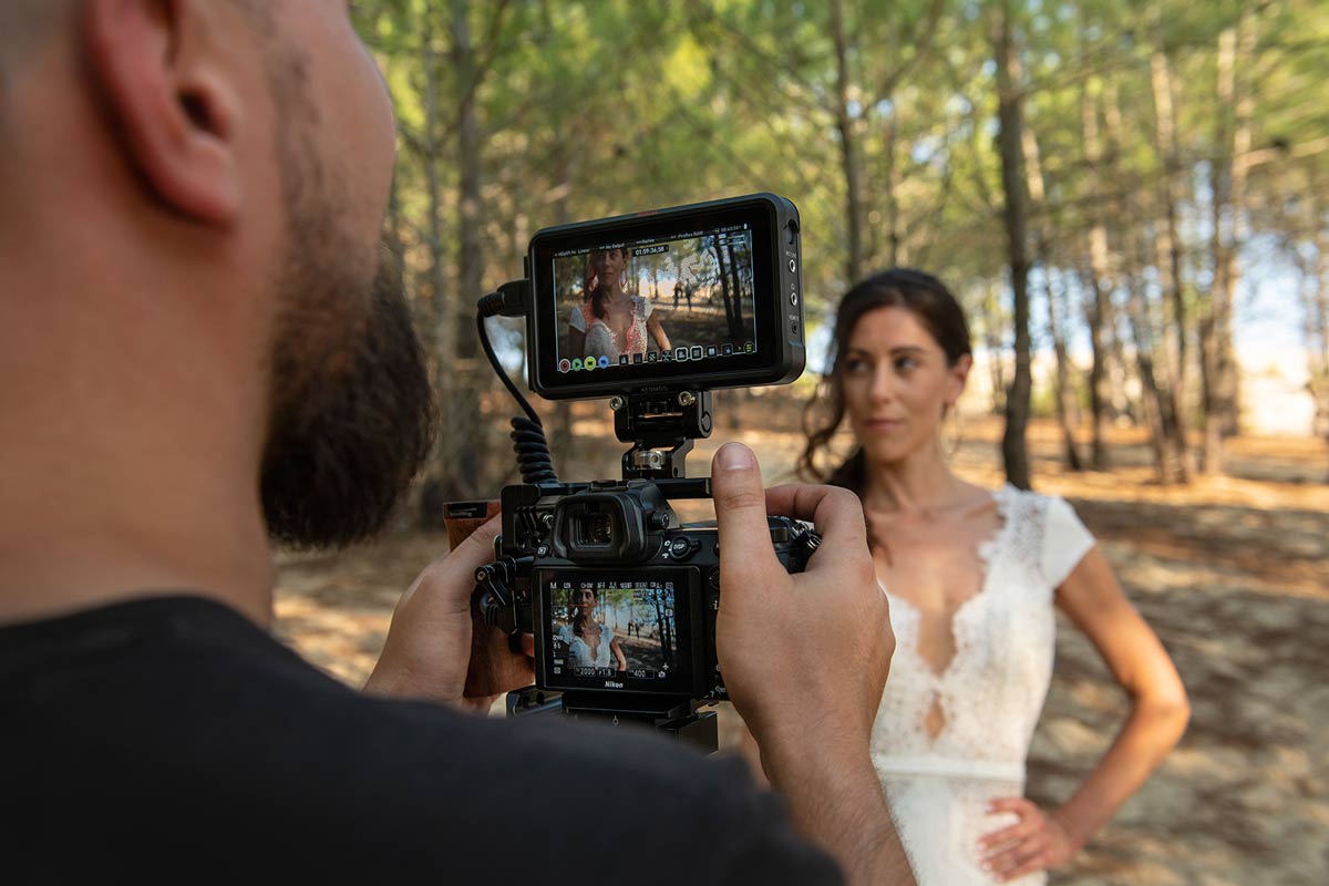 Eine Braut wird in einem mediterranen Wald fotografiert.